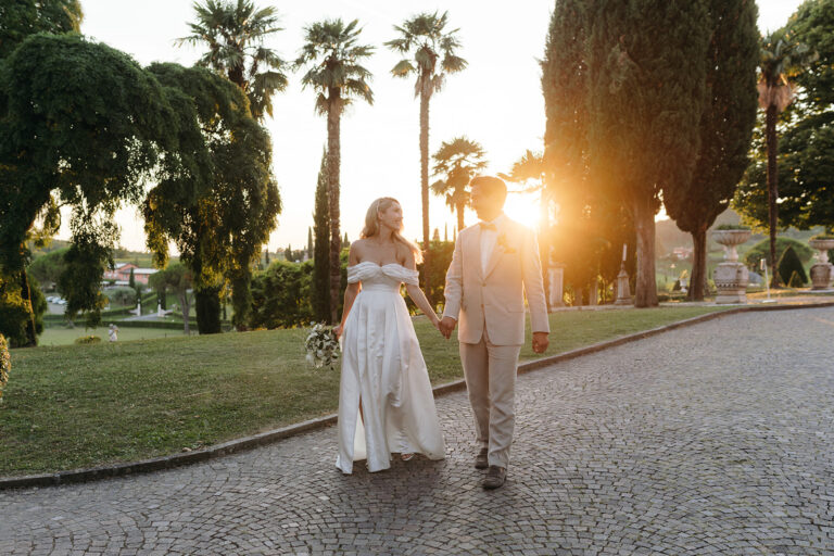 Brautpaar bei Sonnenuntergang bei Hochzeitsschloss in Italien
