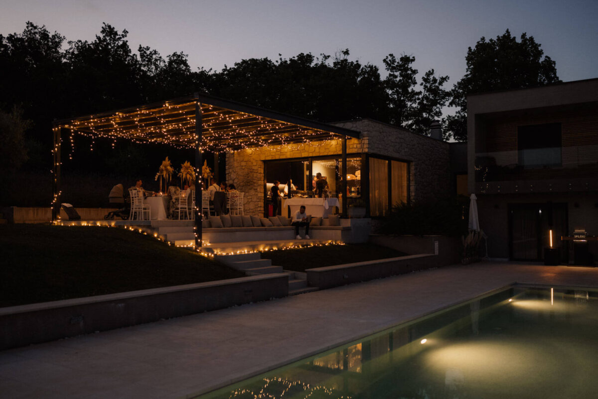 Hochzeitsessen in einer privaten Villa in Istrien mit Lichterketten